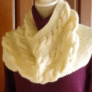 ケーブル模様のスヌード　ケープやポンチョにも。
