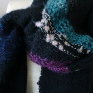 《手織り》軽いウールのマフラー