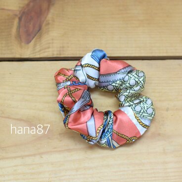 ふわっときれいにカッコよく♡スカーフ柄のシュシュ