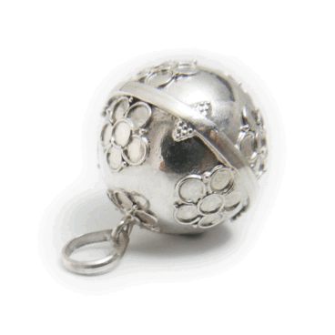 •✼送料無料✼•お花の模様のガムランボール༺揺らすとシャラン♪癒しの音色•*•ヒーリングペンダント༻ 直径21mm/SILVER