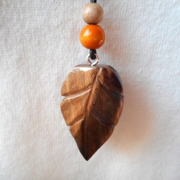木のネックレス　くろ柿リーフ型