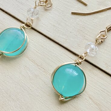ワイヤー巻きシーブルーカルセドニーと水晶のピアス