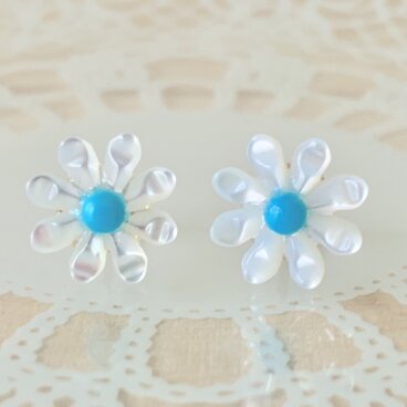 スリーピングビューティターコイズと白蝶貝のマーガレットピアス