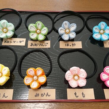 お菓子のようなつまみ細工のヘアゴム