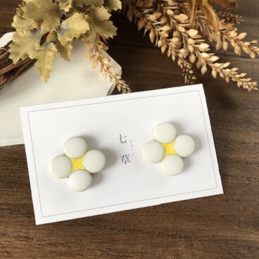 タイルの目地入りピアス(卵色)