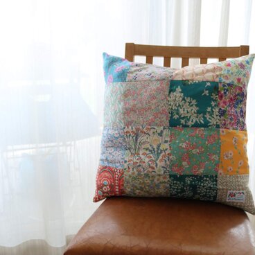 リバティ　パッチワーククッション（綿入り）　約４２cm×約４２cm