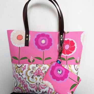 ピンクのお花のポーチ付きトートバック。
