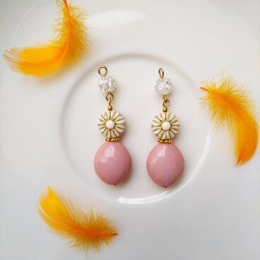 くすみピンクとアイボリーフラワーのゴールドピアス／イヤリング No.002-00081