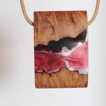 木とエポキシレジンのネックレス