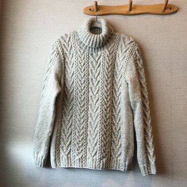 ロールネックのアランニット