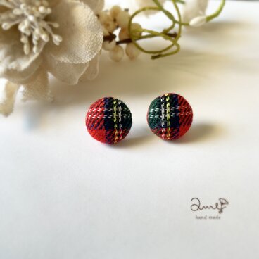 【送料無料】赤いタータンチェックのくるみボタンピアス15mm