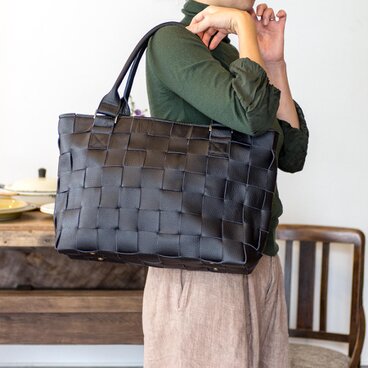 ソファ用牛革使用 / 編み革 ・ メッシュレザー / トートバッグ / 黒