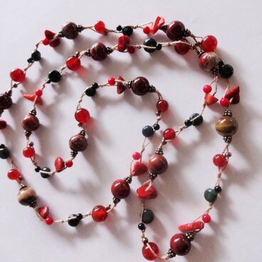 赤とグリーンのロングネックレス　Y-1069