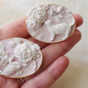 【カメオ風ブローチ　薔薇と白鳥】