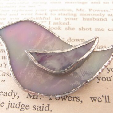 ステンドグラスの小鳥のブローチ。【ユニコーン】