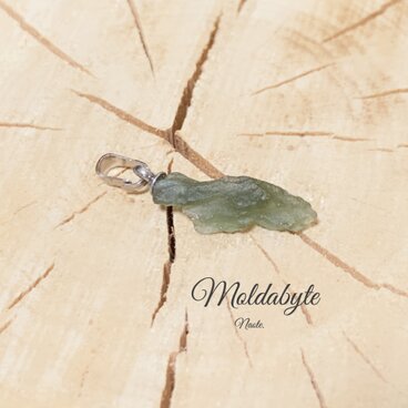 モルダバイト 原石ペンダントトップ