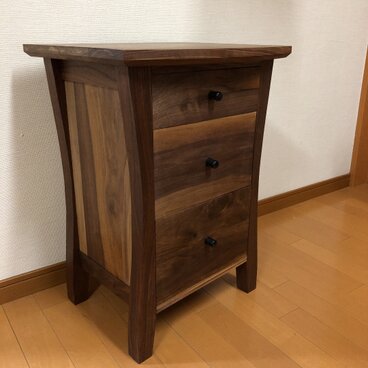 ウォールナット無垢材のチェスト