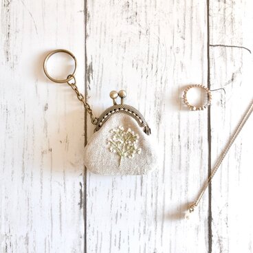 かすみ草の刺繍のミニがま口キーホルダー　受注制作