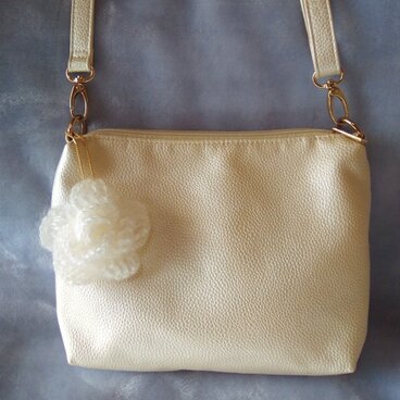 ふわふわお花のチャーム