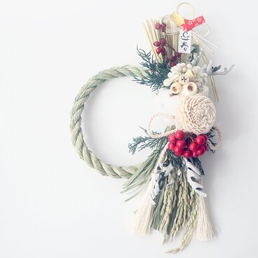 ソーラーダリアとサンキライのしめ縄飾り