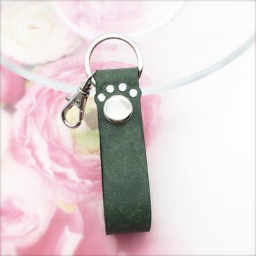ビジューな肉球の本革キーホルダー（イタリアンヌバックレザー・グリーン・猫）