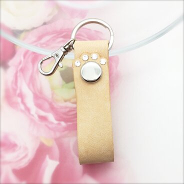 ビジューな肉球の本革キーホルダー（イタリアンヌバックレザー・ナチュラル・猫）