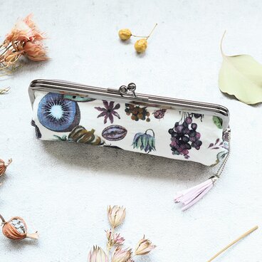 リバティ[フローラル・アース]のがま口マルチポーチ タッセルチャーム付き