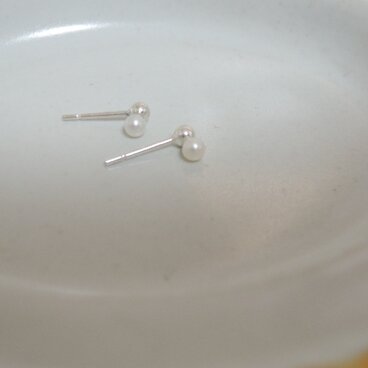 silver925　tiny balls スタッド （white)