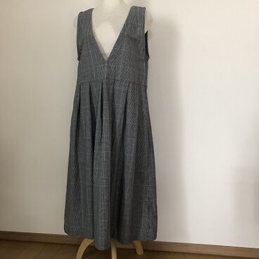 VネックのジャンバースカートM～L