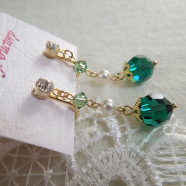 【数量限定特価】グリーン系クリスタルストーンのイヤリング