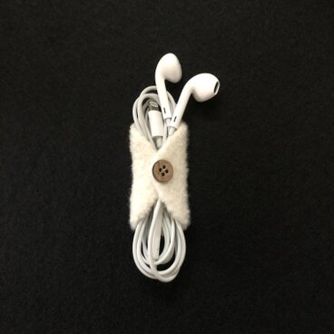 イヤフォンホルダー　/  white