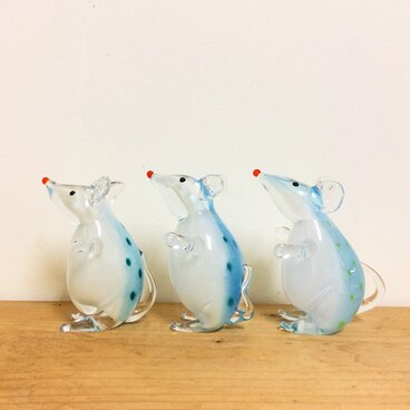 ガラスの干支　すわるねずみくん　blue