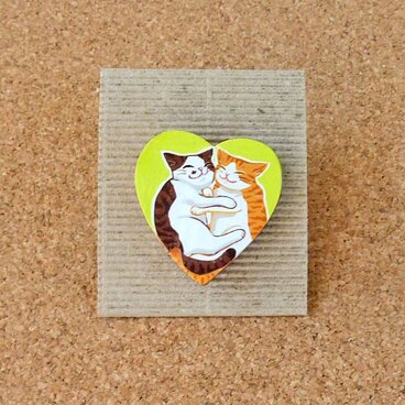 猫の手描きブローチ・仲良しハグ
