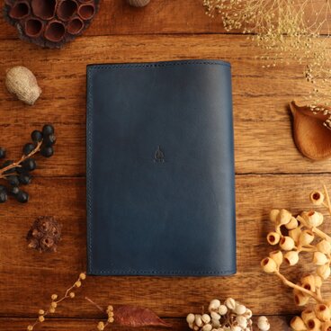 「読書がしたくなる」藍染のレザー文庫本ブックカバー