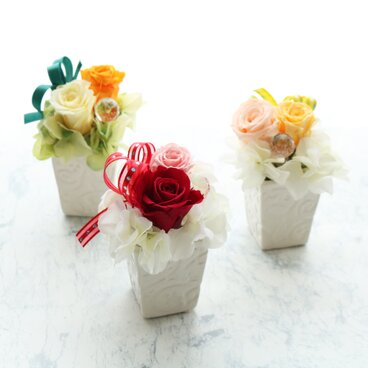 New◆春に贈ろう飾ろう！小さなバラのプリザーブドフラワーアレンジ（あかるいレッド）