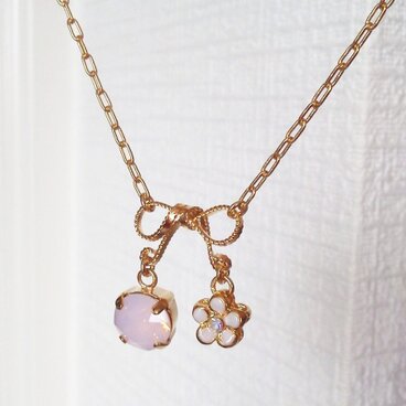 リボンと白いお花のペンダント・ローズウォーターオパール