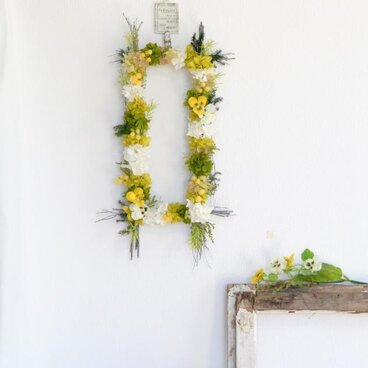 コント ドゥ フェ（ミモザとパンジーの長方形リース）