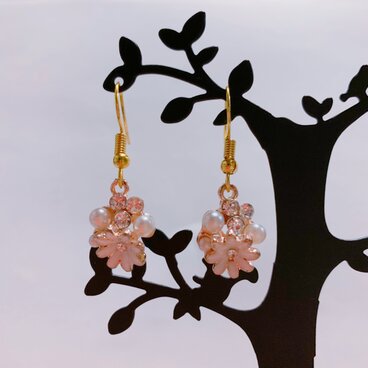 フラワーチャームのピアス/イヤリング