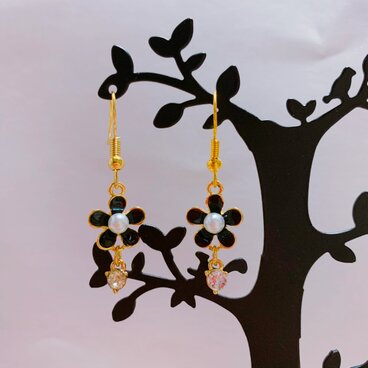 お花チャームのピアス/イヤリング