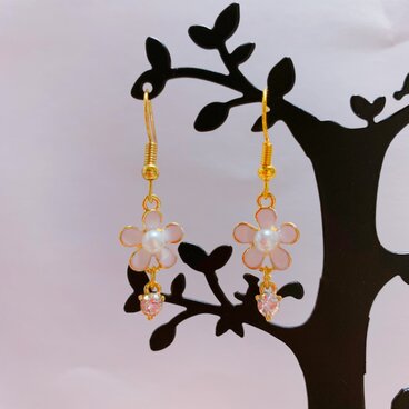 お花チャームのピアス/イヤリング