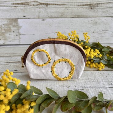 大人かわいい手刺繍ミモザリースのラウンドポーチ　国産帆布　ミモザ　小物入れ