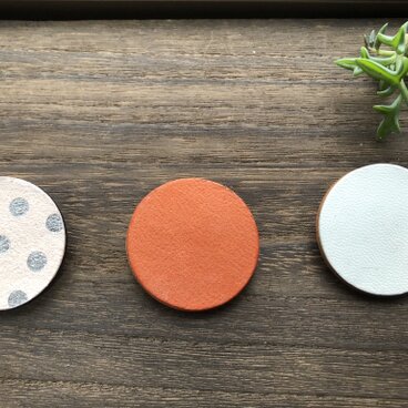 革ブローチ　カラーズ　橙