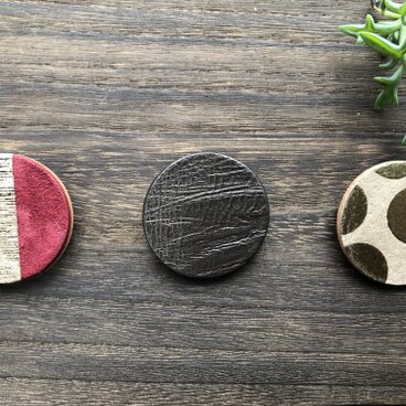 革ブローチ　カラーズ　金