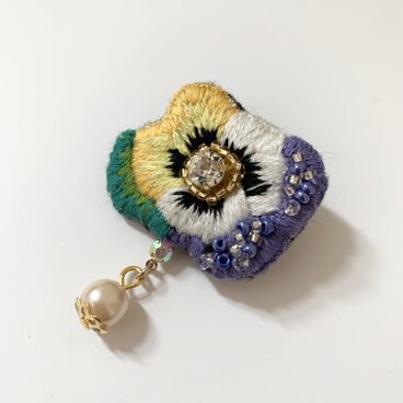 カラフルでシックなパンジーブローチ