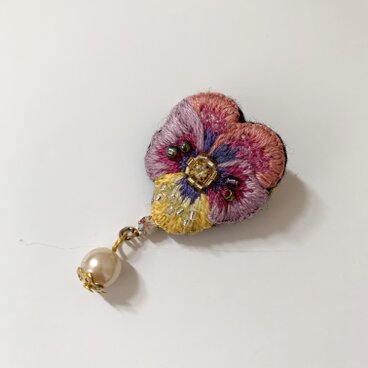 ピンク、イエロー、パープルのパンジーブローチ