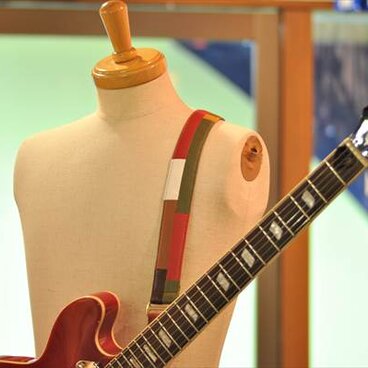 ＊売り切れ　ギターストラップ　カラフルブロック　ブラウン基調