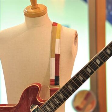 <売り切れ>ギターストラップ　カラフルブロック　ダブルステッチ赤基調