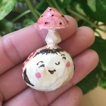 手彫りのきのこけしブローチ