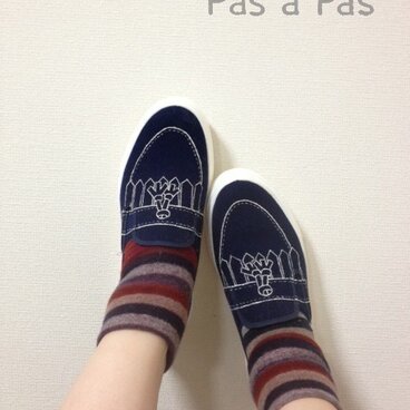 だまし絵モカシンシューズ（こんいろ）