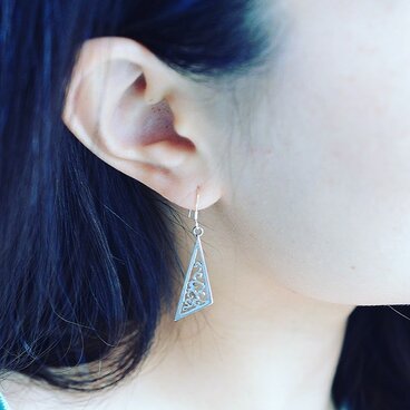 【iichi復帰記念1000円OFF】トライアングルフロランタン　シルバーピアス